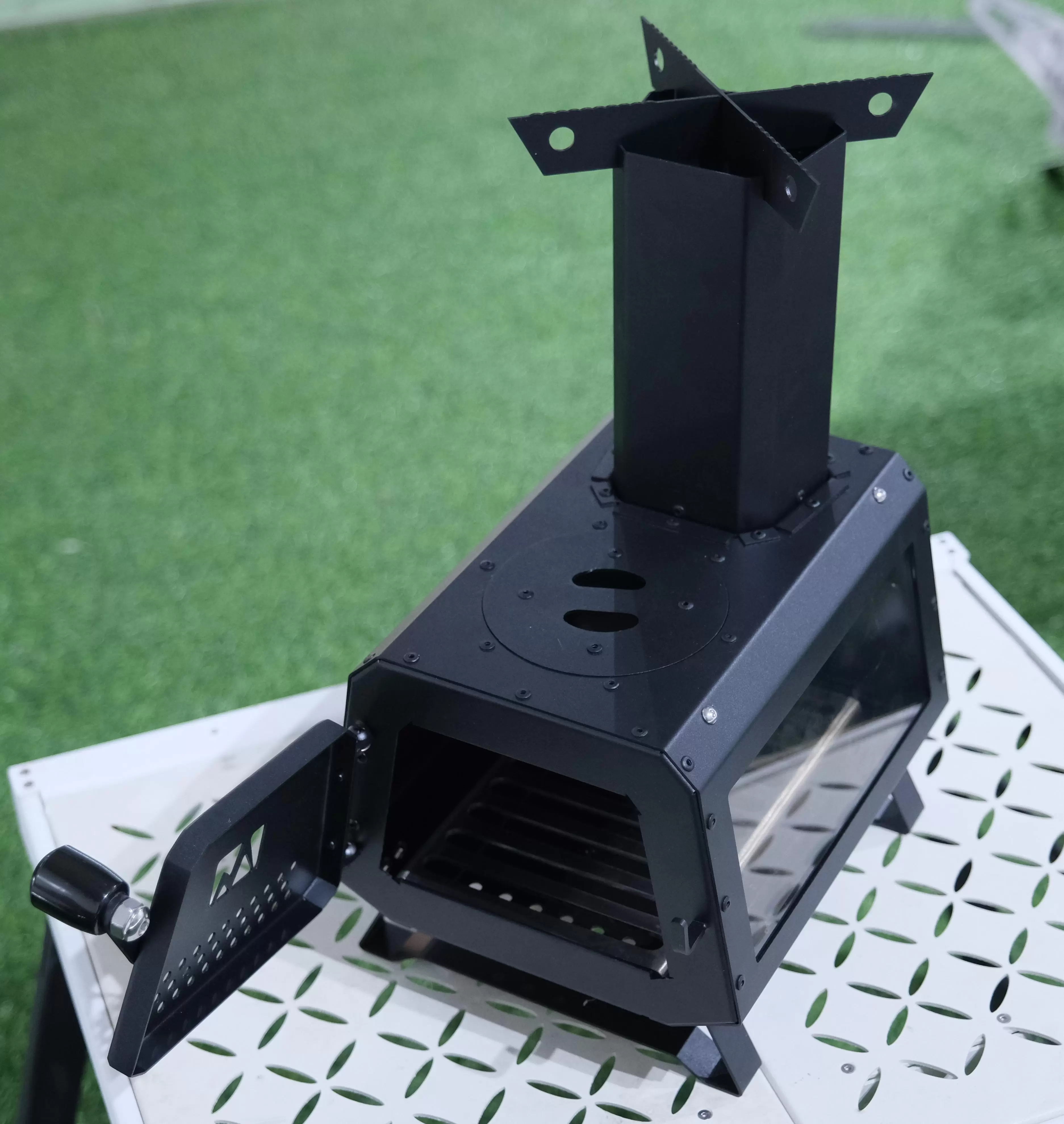 多機能で効率的な無煙デスクトップロケットストーブ